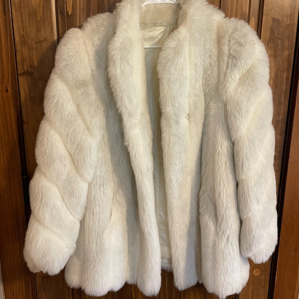 Vintage Elegant White Faux Fur Coat